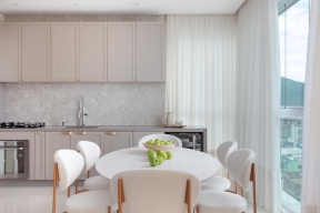 APARTAMENTO MOBILIADO DE ALTO PADRÃO A POUCOS PASSOS DO MAR